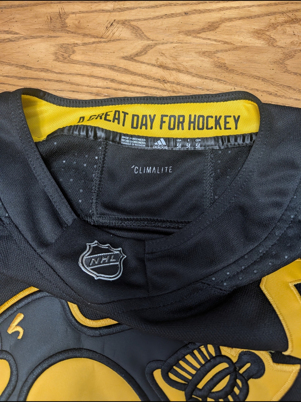 Adidas Black and Yellow NHL Hockey Jersey with Captain 'C' Sydney Crosby 87 - Picture 5 of 7